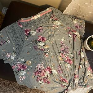 Barely worn tie front Rewind top from Kohls. Nice color & floral design.